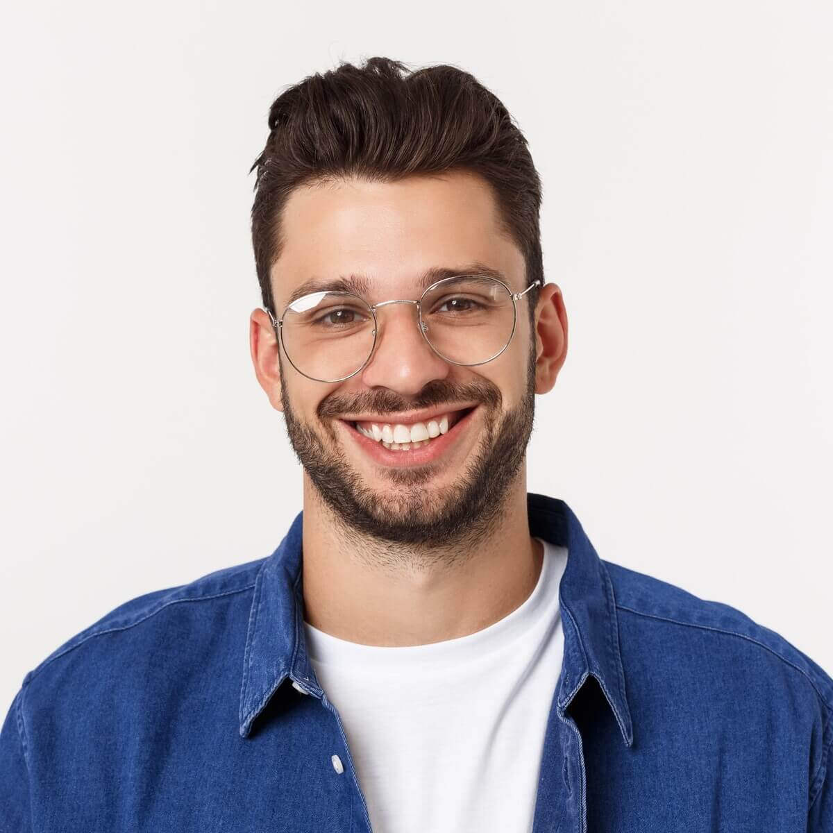 Bearded man in white shirt smiling – friendly brand image