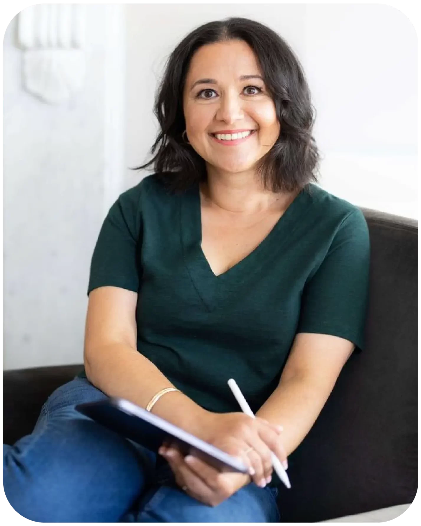 Woman therapist with notepad preparing for patient session